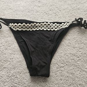 H&M bikini bottom black w/ beige crochet size 6 NWOT
